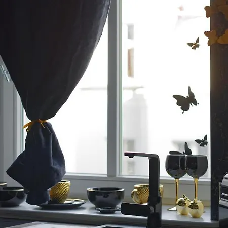 아파트 Sensual Venetian Mirror